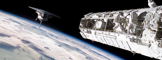 Des astronautes effectuant des travaux sur une station spatiale alors que une navette s'approche lentement pour accoster. © Getty / Marc Ward/Stocktrek Images